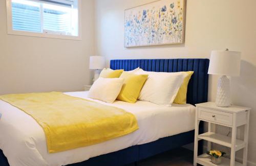 North Central Edmonton Casa | Central Suite King Beds,Long Stays,Disney+