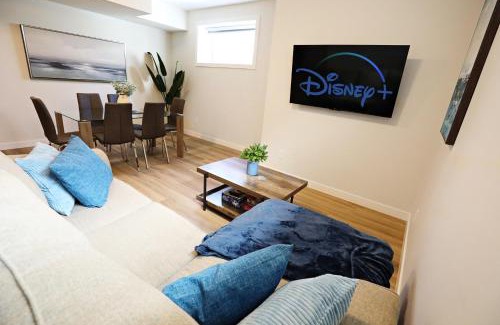 North Central Edmonton Casa | Central Suite King Beds,Long Stays,Disney+
