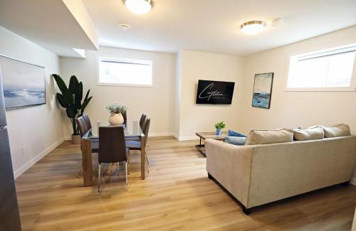 North Central Edmonton Casa | Central Suite King Beds,Long Stays,Disney+
