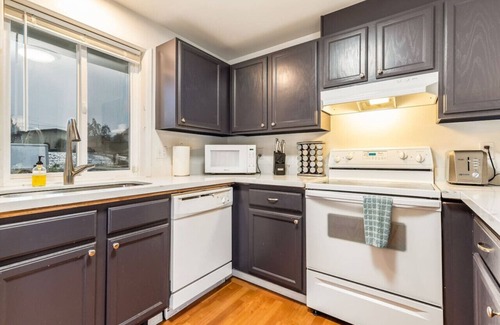 Hilltop Casa | Central Tacoma Family Hub 2 Mi from Dome w/ AC
