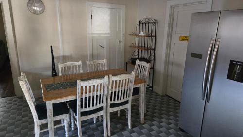 Geraldton Apartamento | Central to town - Vintage and cosy entire home