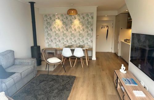 Hermanus City-Centre Apartamento | Central Town Duplex with Pool, BBQ & Mountain View