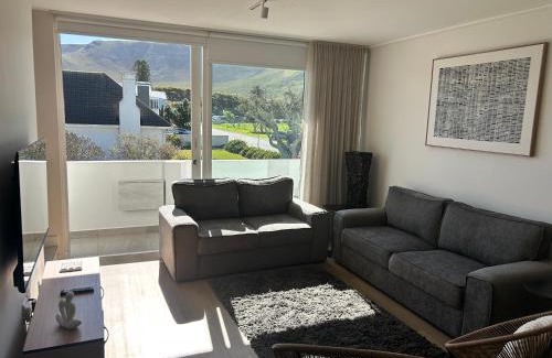 Hermanus City-Centre Apartamento | Central Town Duplex with Pool, BBQ & Mountain View