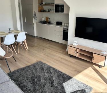 Hermanus City-Centre Apartamento | Central Town Duplex with Pool, BBQ & Mountain View