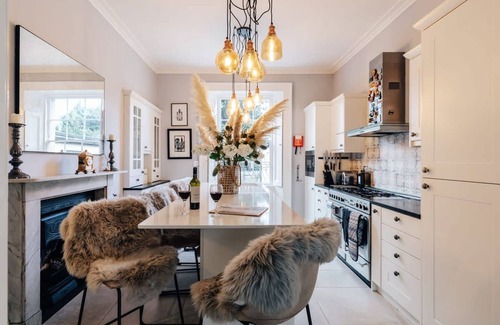 Upper Town Apartamento | Central Townhouse With Garden Free Parking