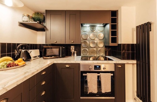 Upper Town Apartamento | Central Townhouse With Garden Free Parking