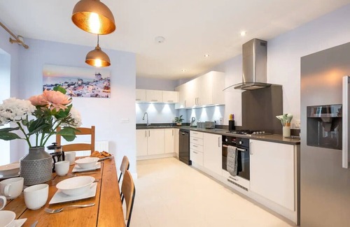 Marlow Casa | Central Townhouse with Parking I Pass The Keys
