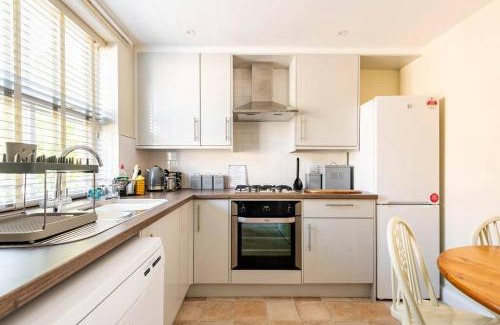 Moreton-in-Marsh Casa | Central Village Cottage, The Corders
