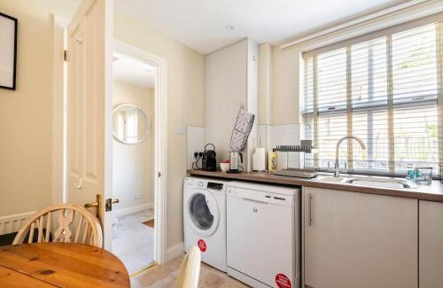 Moreton-in-Marsh Casa | Central Village Cottage, The Corders
