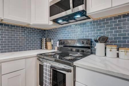 Colorado Springs Casa | CentralAC*Smart TVs*FirePit*BBQ*King*FullKitchen