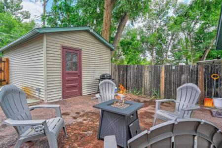 Colorado Springs Casa | CentralAC*Smart TVs*FirePit*BBQ*King*FullKitchen