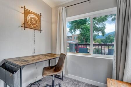 Colorado Springs Casa | CentralAC*Smart TVs*FirePit*BBQ*King*FullKitchen
