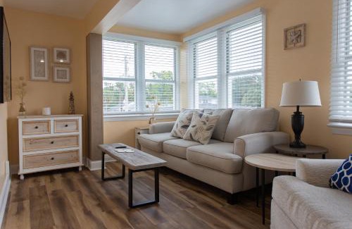 Jacksonville Beach Apartamento | Centrally Located Two Bedroom Unit! Close to Everything!
