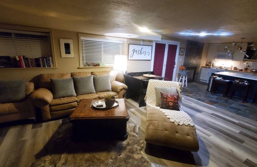 Erda Apartamento | Centrally located, mountain views, on the golf course! Comfortable and clean!