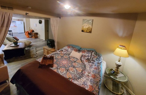 Erda Apartamento | Centrally located, mountain views, on the golf course! Comfortable and clean!