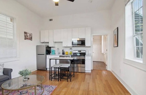 South 7th Ward Apartamento | Centrally located 1bed 1bath,walk to French Q, Bourbon St. & Jazz venues