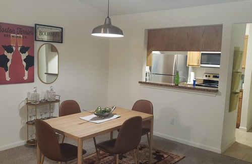 Vickery Meadow Condominio | Centrally Located. 2 Queen beds and 2 Full bath with lots of amenities.