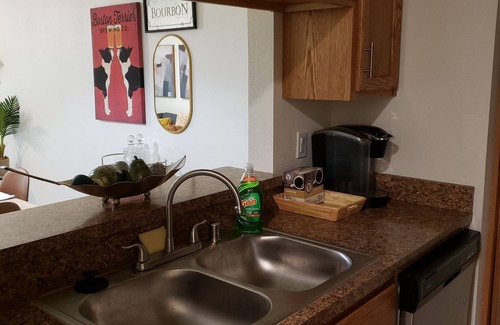 Vickery Meadow Condominio | Centrally Located. 2 Queen beds and 2 Full bath with lots of amenities.
