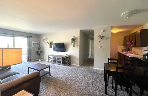 Bloomington Apartamento | Centrally Located 2 Bedroom Apartment