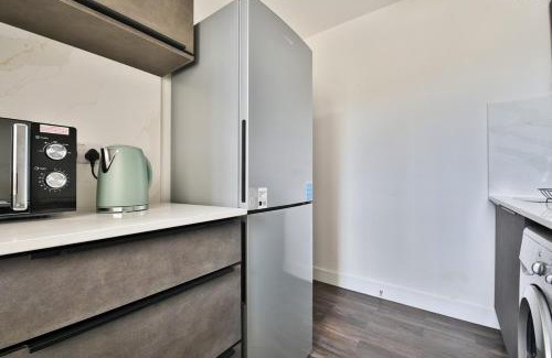 Cyncoed Apartamento | Centrally Located 2Bed Flat With Balcony & Parking