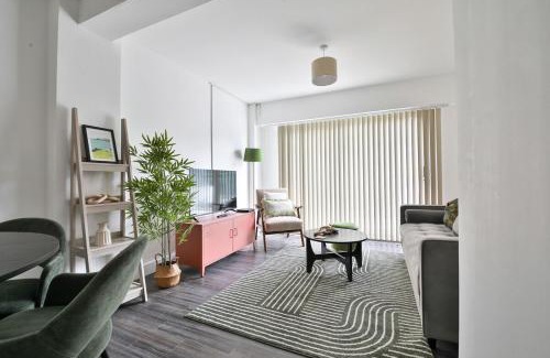 Cyncoed Apartamento | Centrally Located 2Bed Flat With Balcony & Parking