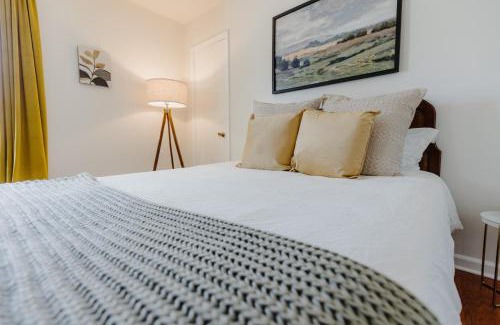 Midtown Apartamento | Centrally Located 2BR Overton Square Unit 2 Fast WiFi Free Parking Yes Pets