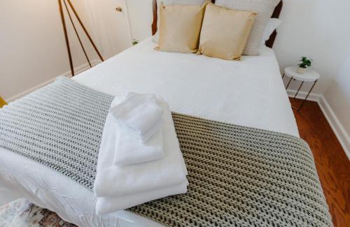 Midtown Apartamento | Centrally Located 2BR Overton Square Unit 2 Fast WiFi Free Parking Yes Pets