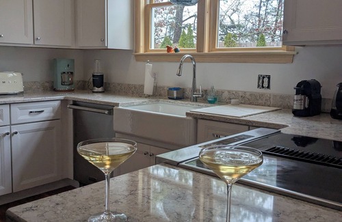 Oak Bluffs Casa | Centrally-located 3-bedroom house in Oak Bluffs with Expansive Yard