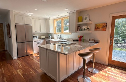 Oak Bluffs Casa | Centrally-located 3-bedroom house in Oak Bluffs with Expansive Yard