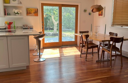 Oak Bluffs Casa | Centrally-located 3-bedroom house in Oak Bluffs with Expansive Yard