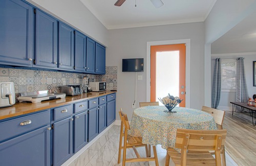 Pendleton Heights Casa | Centrally Located 4BR 3BA Minutes to KC Attractions Shopping Nightlife Sports