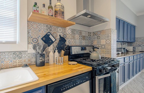 Pendleton Heights Casa | Centrally Located 4BR 3BA Minutes to KC Attractions Shopping Nightlife Sports