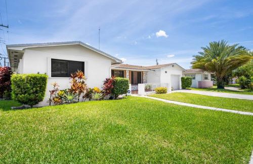 Miami Gardens Casa | Centrally Located 4BDR Pool Home in Miami
