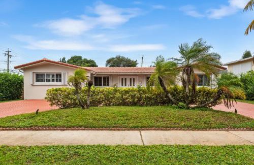 Hollywood Hills Casa | Centrally Located 4BD Oasis with Pool & Movie Patio