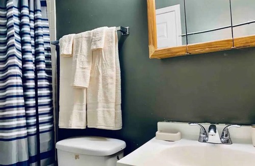 Park View Casa | Centrally Located 5B NW Home-10 Mins walk to metro