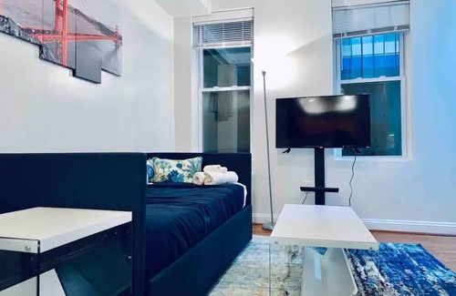 Park View Casa | Centrally Located 5B NW Home-10 Mins walk to metro