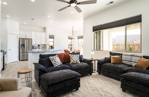 Santa Fe Casa | Centrally located, A/C, pet friendly, large yard, mountain views