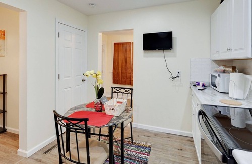 CUF Apartamento | Centrally Located APT near UC, Hospital and Zoo! by RedAwning