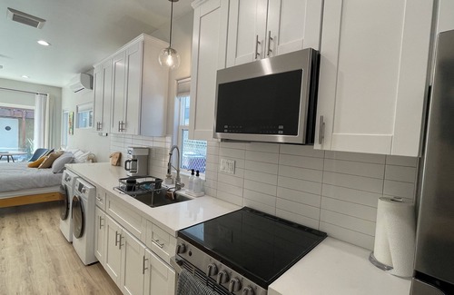 University Heights Apartamento | Centrally located, brand new studio!