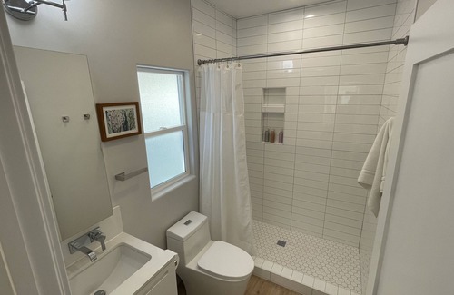 University Heights Apartamento | Centrally located, brand new studio!