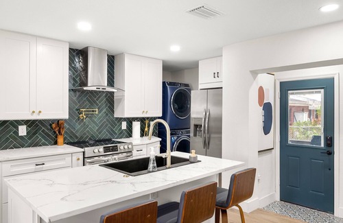 Old Seminole Heights Casa | Centrally located: Busch Gardens, USF, Zoo, Beaches & Pet friendly