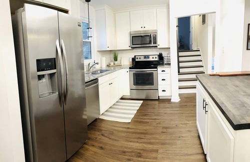 Charlotte Casa | Centrally located Charlotte home w/hot tub.