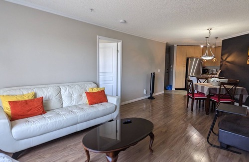 Lincoln Park Apartamento | Centrally located condo with a BBQ, Office space + Gym + Underground Parking