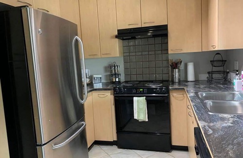 Lincoln Park Apartamento | Centrally located condo with a BBQ, Office space + Gym + Underground Parking