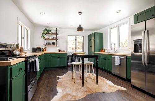 Cedar Cabina | Centrally located cozy cottage tucked into the woods, a perfect family retreat