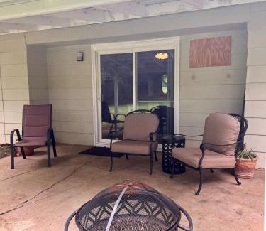 McComb Casa | Centrally located Cozy Mid-Century Home