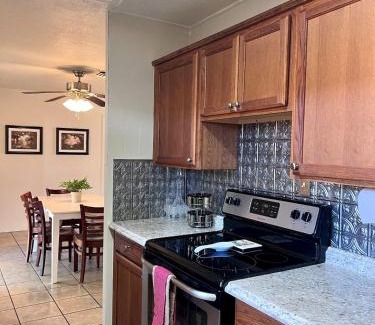 McComb Casa | Centrally located Cozy Mid-Century Home