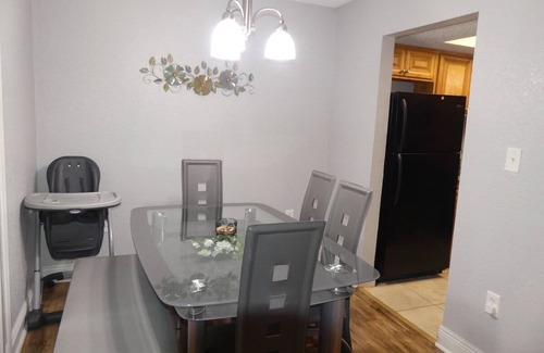 Southwest Orlando Apartamento | Centrally located cozy 2BR near attractions