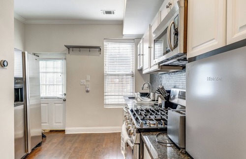Trinidad Casa | Centrally Located DC Row House Near Restaurants!