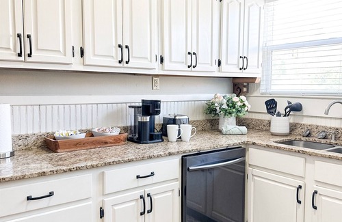 Laurel Apartamento | Centrally Located Downtown, Full Kitchen, Patio